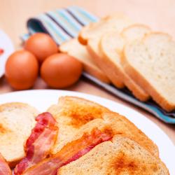 Colazione salata con uova, bacon e pane tostato