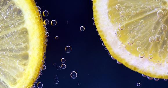 Benefici di bere acqua e limone al mattino e non solo!