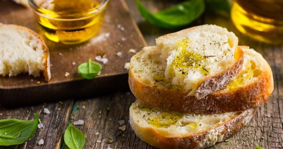 Pane e olio: un’antica merenda trasformata in aperitivo moderno