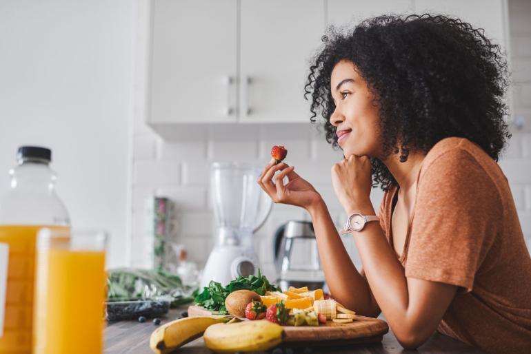 Imparare a mangiare consapevolmente per migliorare il rapporto con il cibo e il proprio corpo: scopriamo le basi del mindful eating, come si pratica e i benefici. mindful eating come mangiare consapevolmente per migliorare la salute grand chef evolution