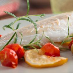 Filetto di branzino al forno con olive e pomodorini