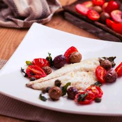 Filetti di orata con pomodorini del piennolo, capperi e olive