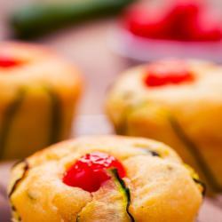 Muffin salati con ricotta, zucchine e pomodori datterini