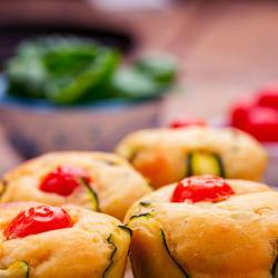 Muffin salati con ricotta, zucchine e pomodori datterini