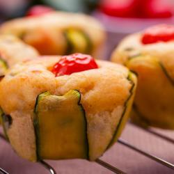 Muffin salati con ricotta, zucchine e pomodori datterini