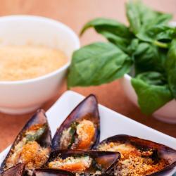 Cozze gratinate con basilico e pecorino 