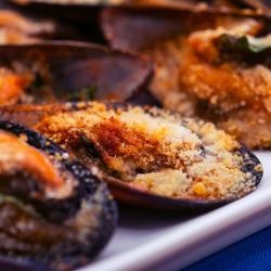 Cozze gratinate con basilico e pecorino 