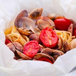 Spaghetti con le vongole al cartoccio